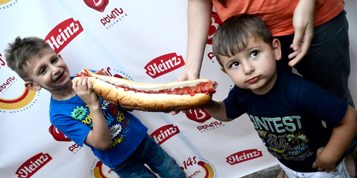 THE LONGEST HOT DOG IN ARMENIA